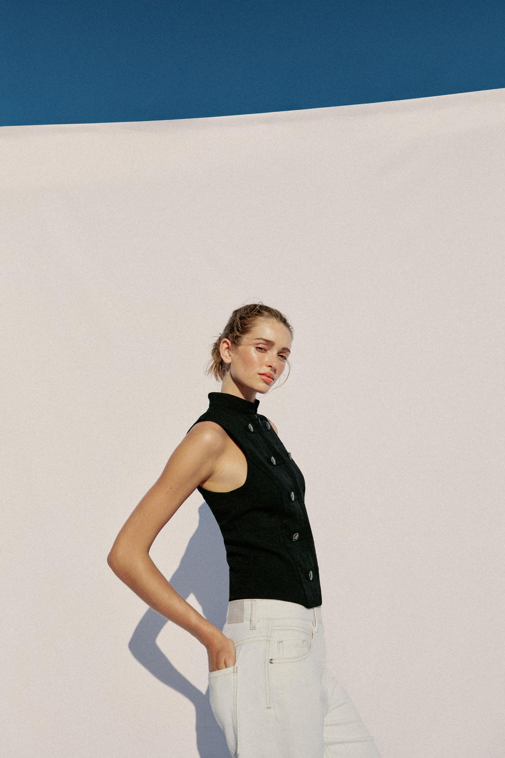SLEEVELESS BUTTON SHIRT
